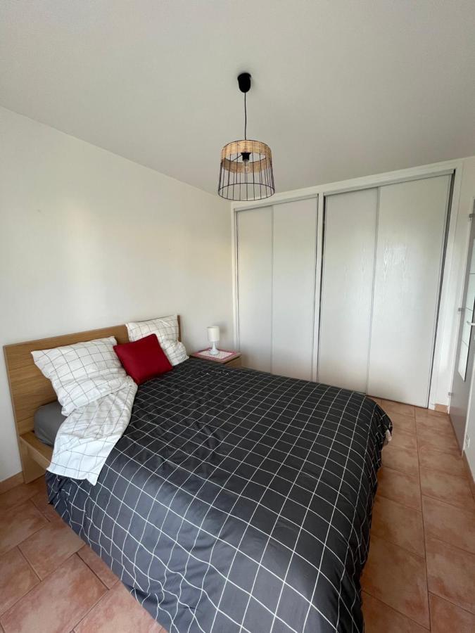 T2 Avec Terrasse & Parking A 5 Min Du Centre, 10 Min Des Plages Йер Экстерьер фото